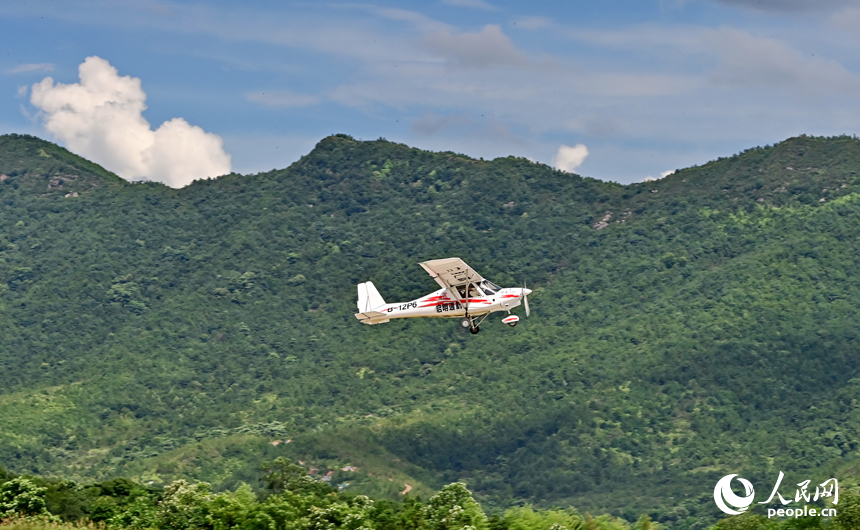 贛州市南康區的中國贛州低空經濟產業園，飛行員在試駕輕型運動飛機。人民網 朱海鵬攝