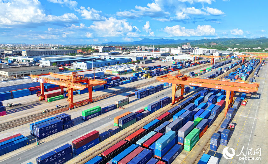 贛州國際陸港貨場，貨物整齊排列，這些貨物將通過鐵海聯運直達海外市場。人民網 朱海鵬攝