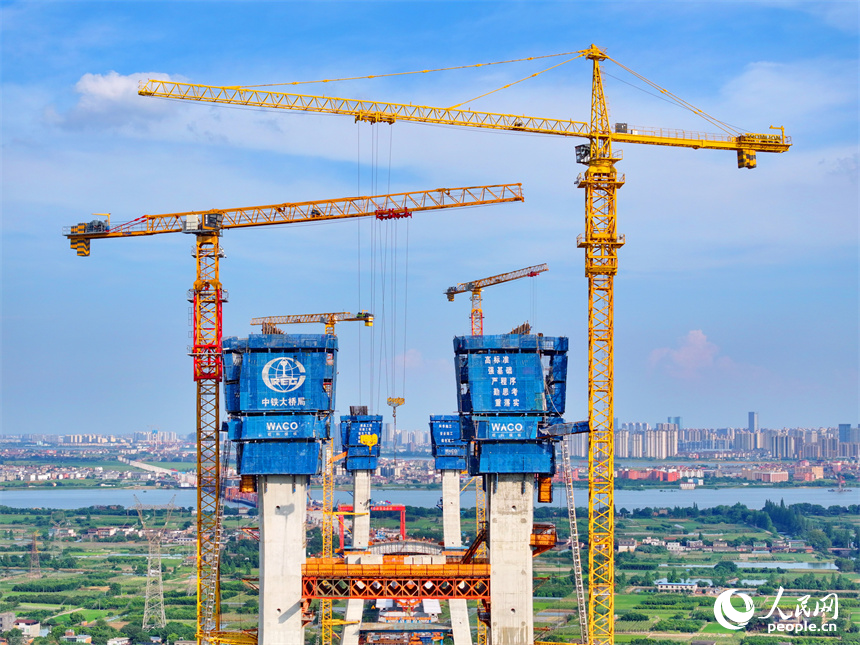 昌九高鐵南昌揚子洲贛江公鐵大橋建設現場，工人正在加緊推進西支主橋主塔和連續梁施工作業。人民網 朱海鵬攝