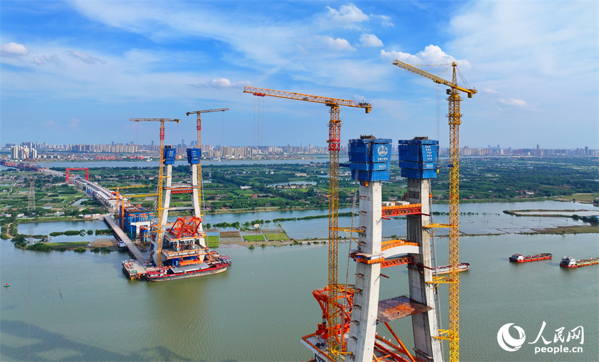昌九高鐵南昌揚子洲贛江公鐵大橋建設現場，工人正在加緊推進西支主橋主塔和連續梁施工作業。人民網 朱海鵬攝