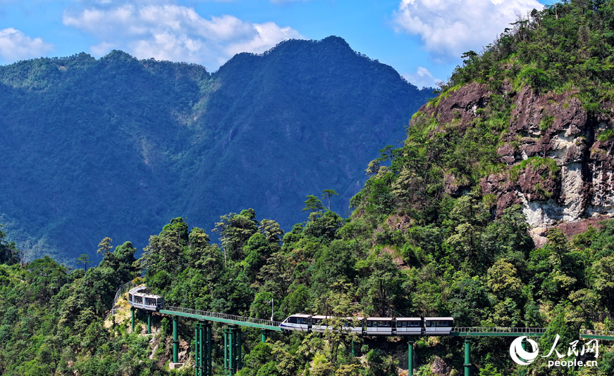 由中國中車旗下株洲中車特種裝備科技有限公司研發制造的高山懸崖跨座式單軌游覽車及軌道系統在撫州市資溪縣大覺山風景區完成交付，并進行調試、測試運行。人民網 朱海鵬攝