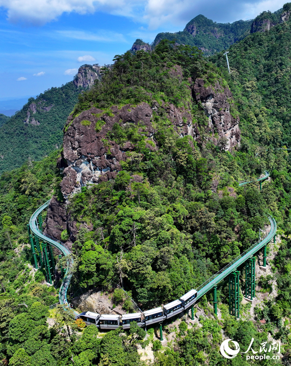 由中國中車旗下株洲中車特種裝備科技有限公司研發制造的高山懸崖跨座式單軌游覽車及軌道系統在撫州市資溪縣大覺山風景區完成交付，并進行調試、測試運行。人民網 朱海鵬攝