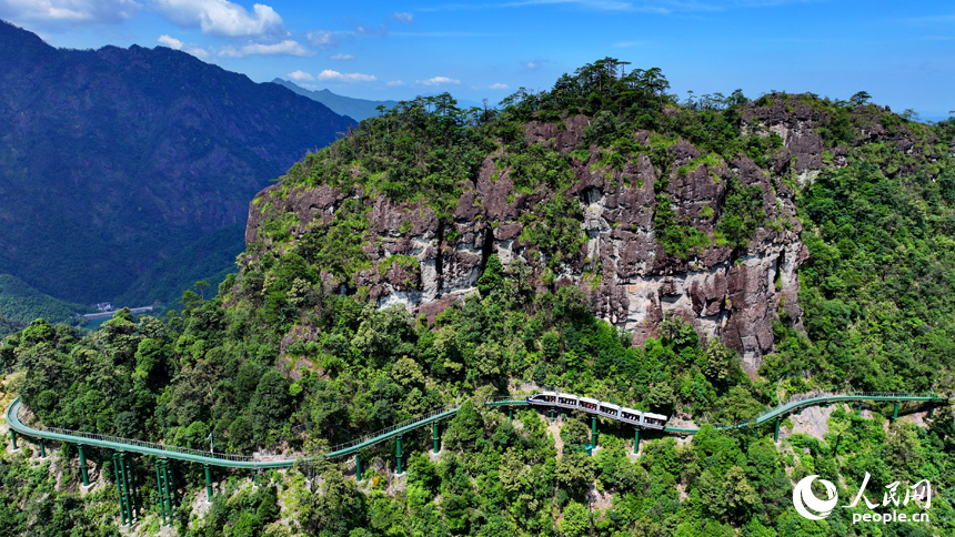 由中國中車旗下株洲中車特種裝備科技有限公司研發制造的高山懸崖跨座式單軌游覽車及軌道系統在撫州市資溪縣大覺山風景區完成交付，并進行調試、測試運行。人民網 朱海鵬攝