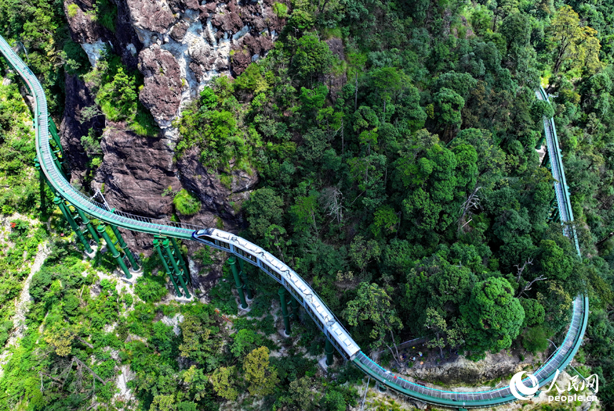 由中國中車旗下株洲中車特種裝備科技有限公司研發制造的高山懸崖跨座式單軌游覽車及軌道系統在撫州市資溪縣大覺山風景區完成交付，并進行調試、測試運行。人民網 朱海鵬攝