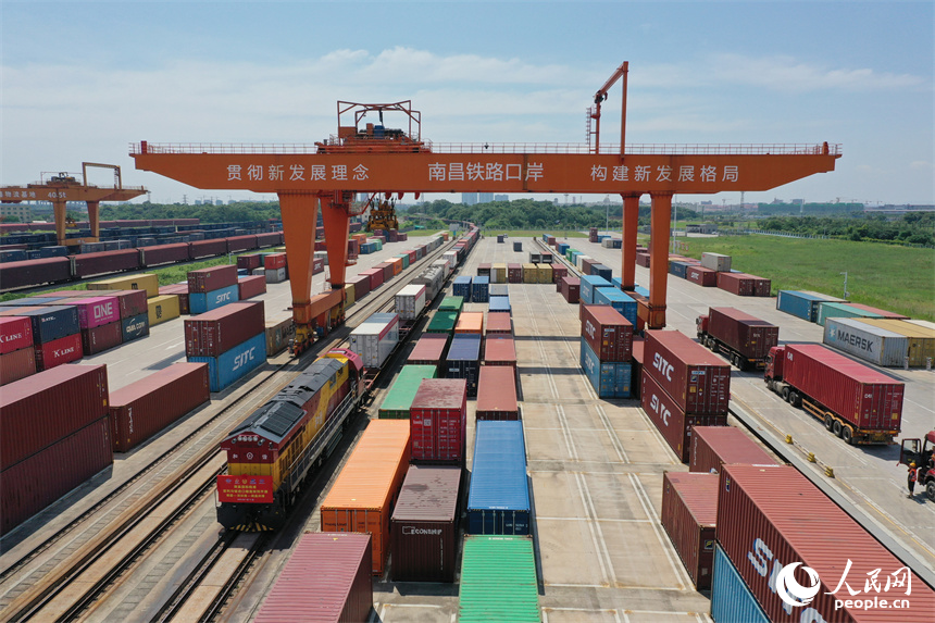 冷鏈物流班列駛進位于江西省南昌縣的南昌鐵路口岸。人民網記者 時雨攝