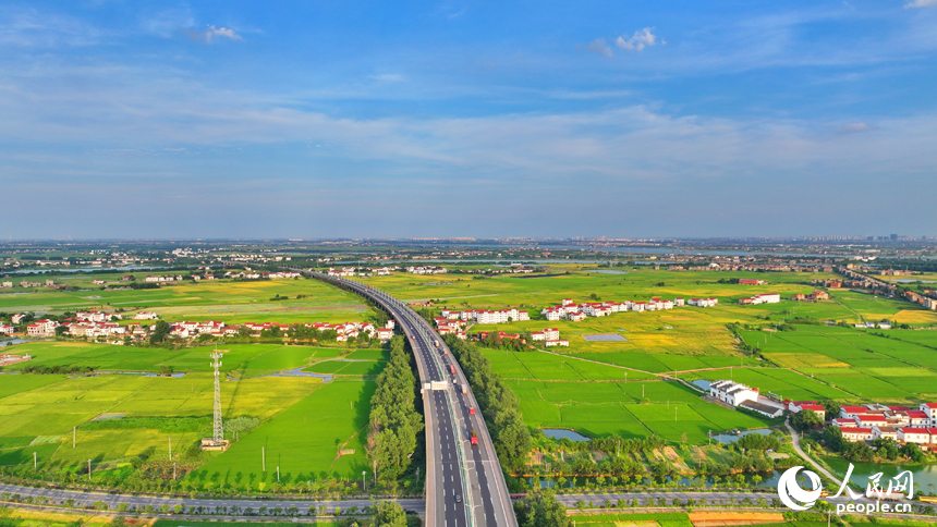 南昌縣南新鄉西江村一帶，車輛在繞城高速公路上疾馳，沿線鄉村風景怡人。人民網 朱海鵬攝
