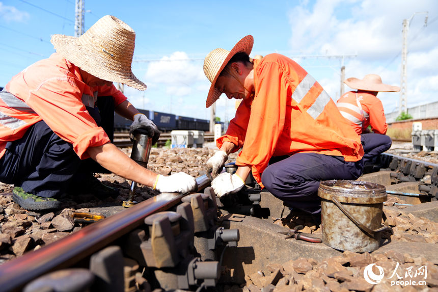 贛州市贛州東站，鐵路工人冒著高溫在進行軌道減速頂檢修和調車作業。人民網 朱海鵬攝