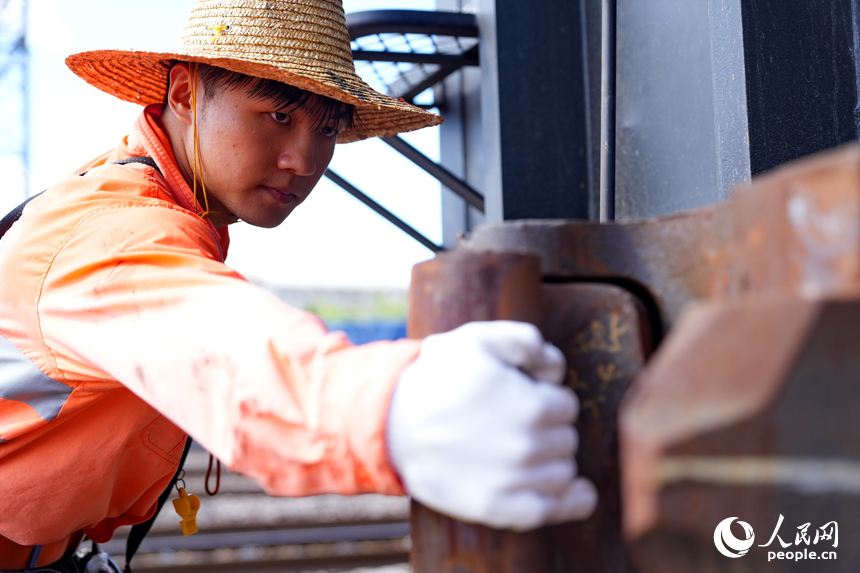 贛州市贛州東站，鐵路工人冒著高溫在進行軌道減速頂檢修和調車作業。人民網 朱海鵬攝