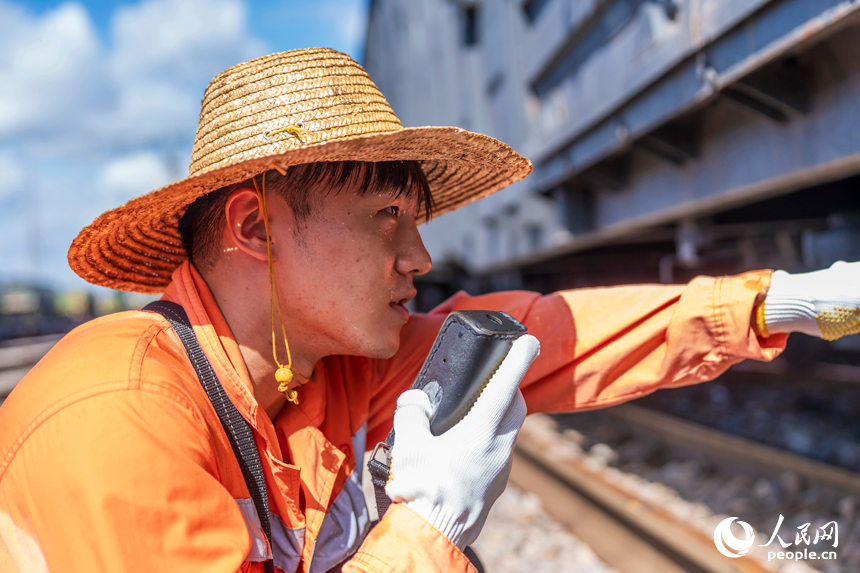 贛州市贛州東站，鐵路工人冒著高溫在進行軌道減速頂檢修和調車作業。人民網 朱海鵬攝