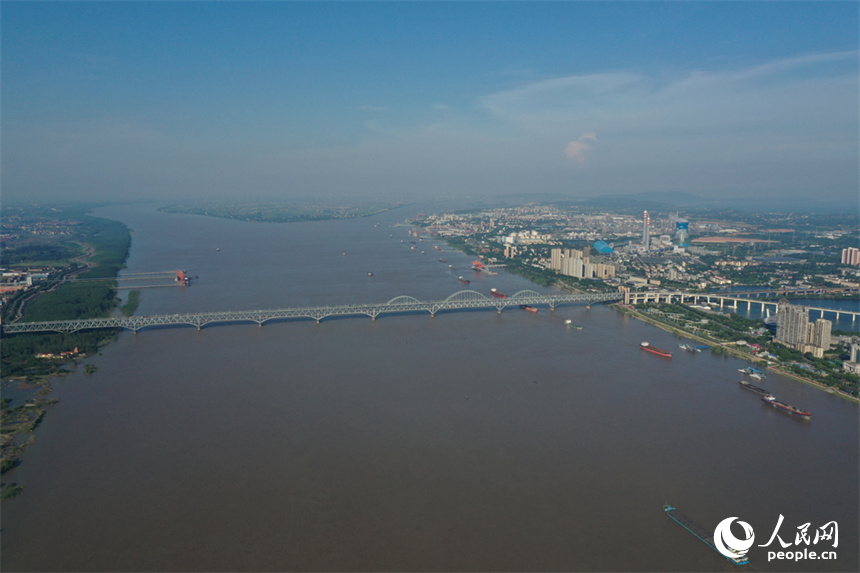 船舶航行在長江江西九江段水面。人民網記者 時雨攝