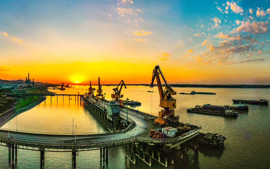 方大九鋼的裝卸碼頭風景如畫。梁振堂攝