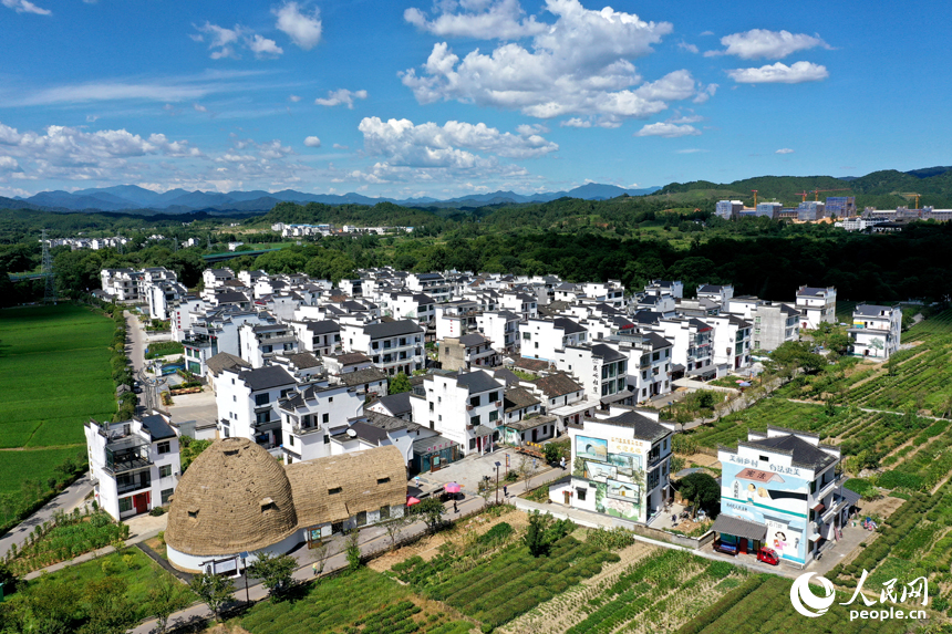 石門自然村在藍天白云映襯下如畫卷般展現在人們面前。人民網記者 時雨攝