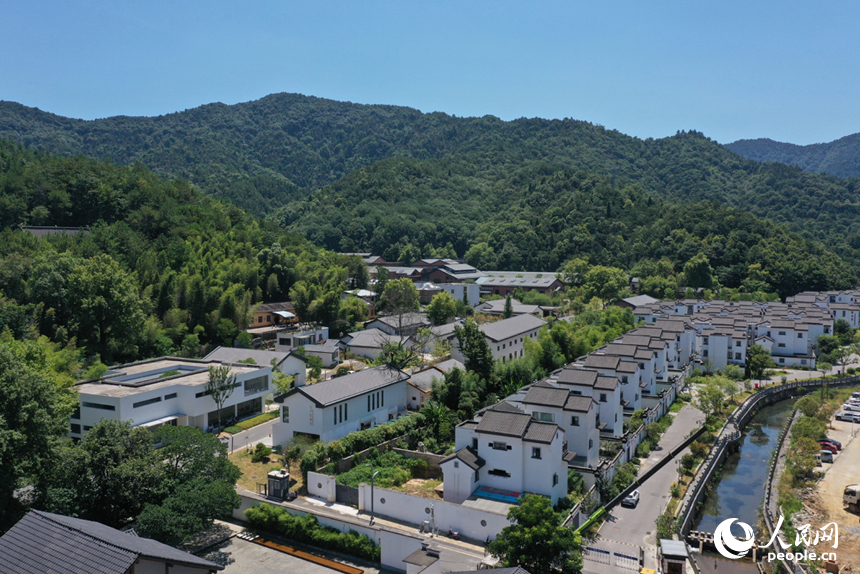航拍鏡頭下的景德鎮三寶村眾多陶瓷工作室。人民網記者 時雨攝