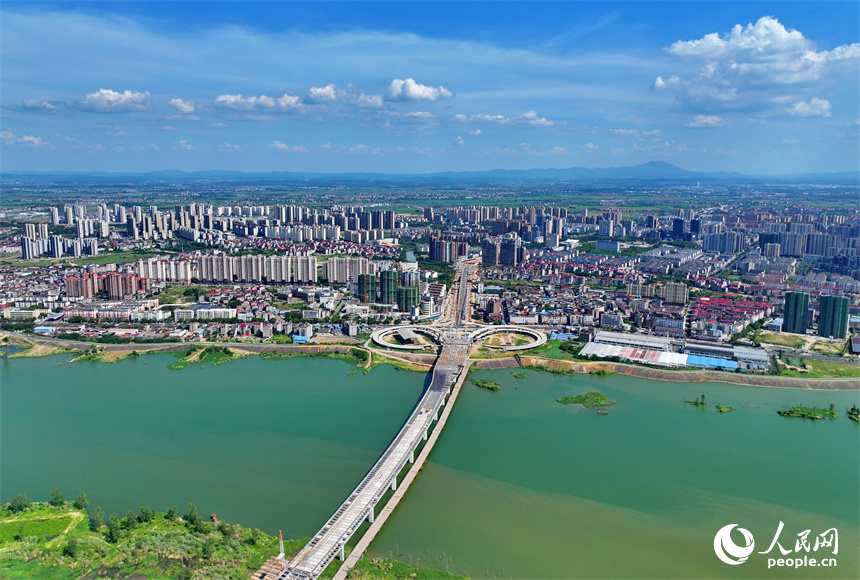 豐城市紫云大橋施工現場，工人在進行橋面結構件安裝施工。人民網 朱海鵬攝