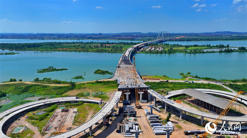 豐城市紫云大橋施工現場，工人在進行橋面結構件安裝施工。人民網 朱海鵬攝