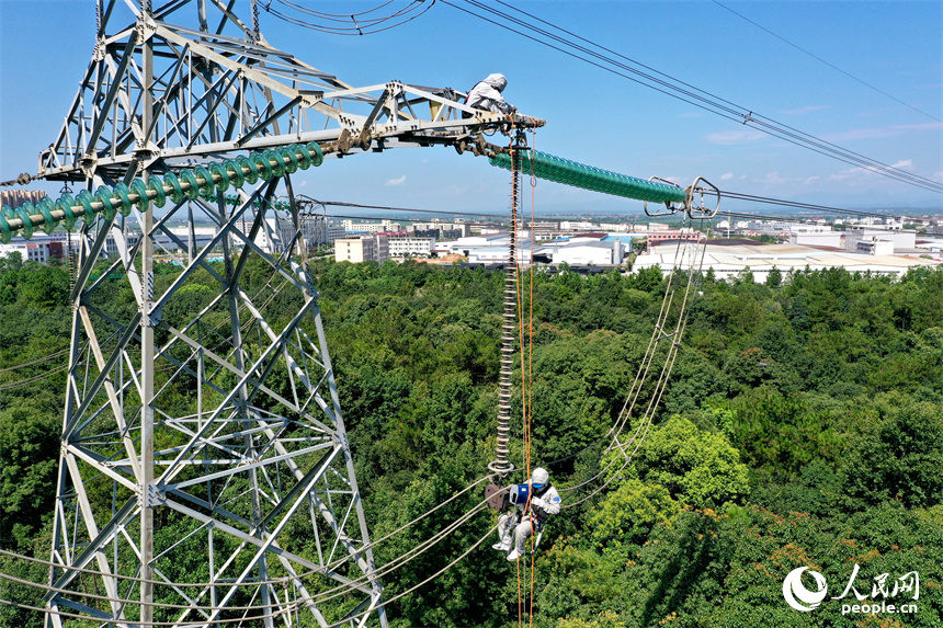 電網檢修工正在進行缺陷消除帶電作業。人民網記者 時雨攝