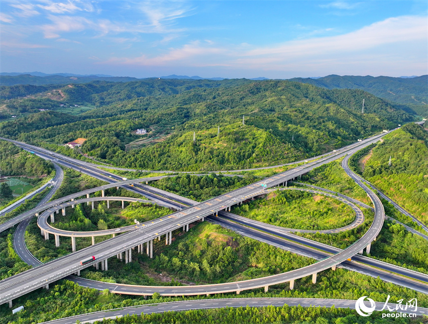 撫州市廣昌縣廣昌樞紐，廣吉高速與濟廣高速交匯，車輛往來穿行，繁忙有序。人民網 朱海鵬攝