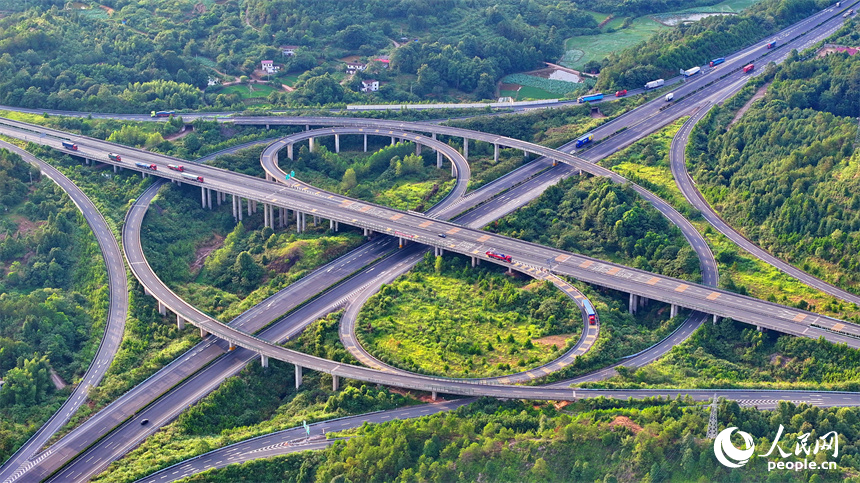 撫州市廣昌縣廣昌樞紐，廣吉高速與濟廣高速交匯，車輛往來穿行，繁忙有序。人民網 朱海鵬攝