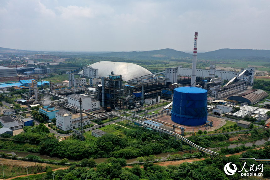 航拍鏡頭下的江西省豐城新高焦化生產廠區。人民網記者 時雨攝