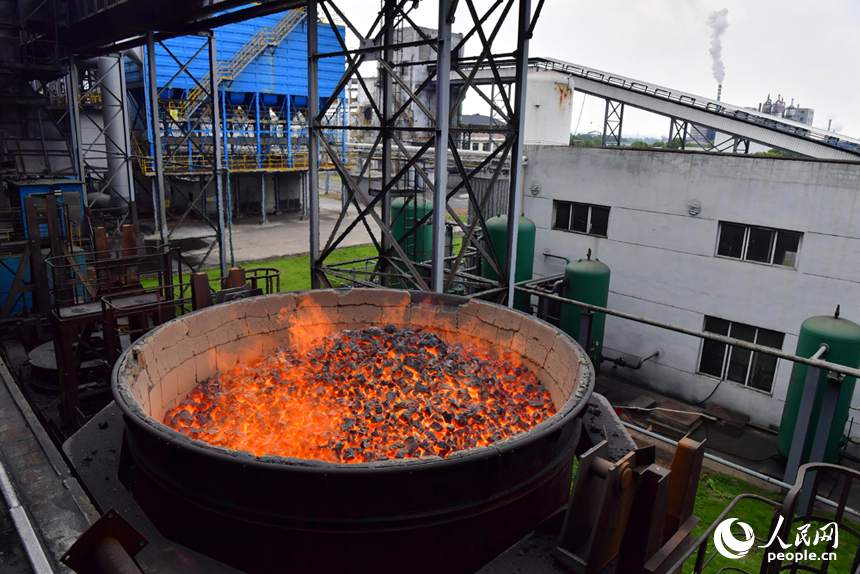 江西省豐城新高焦化生產廠區內，煉好的煤準備再次利用熱能進行發電。人民網記者 時雨攝