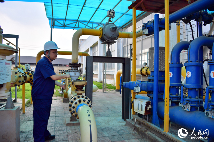 在新高焦化的下游企業，工人正在進行燃氣管道的檢查，確保安全生產。人民網記者 時雨攝