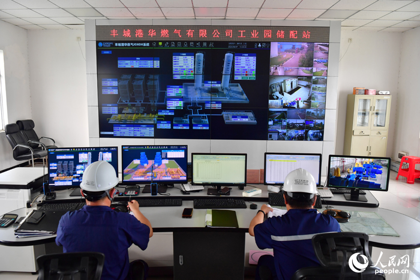 在新高焦化的下游企業中控室內，工人們正在關注車間內的生產情況。人民網記者 時雨攝