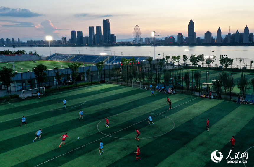 傍晚時分，市民們正在贛江畔的體育公園足球場內運動健身。人民網記者 時雨攝
