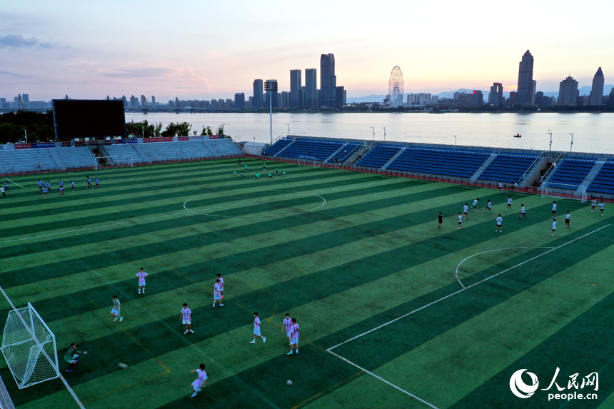 傍晚時分，市民們正在贛江畔的體育公園足球場內運動健身。人民網記者 時雨攝