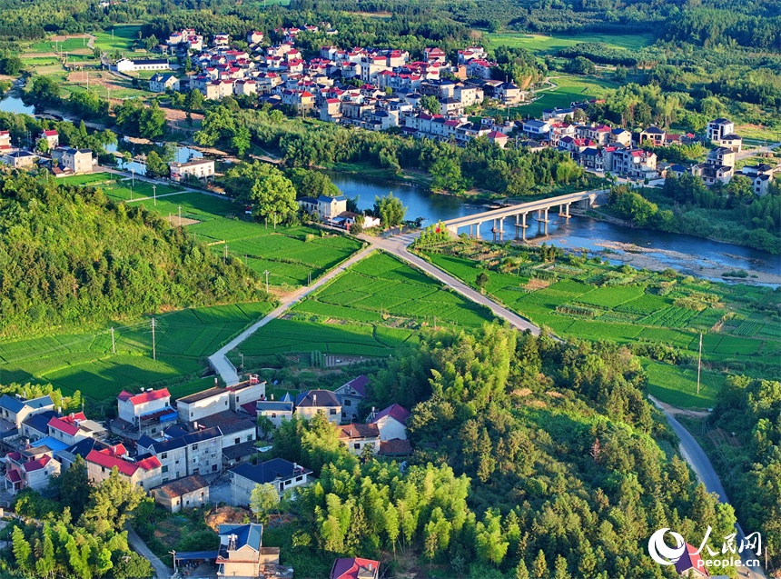 德興市張村鄉店前村一帶，農房、田園、河流在巍峨群山的掩映下美如畫卷，風景怡人。人民網 朱海鵬攝