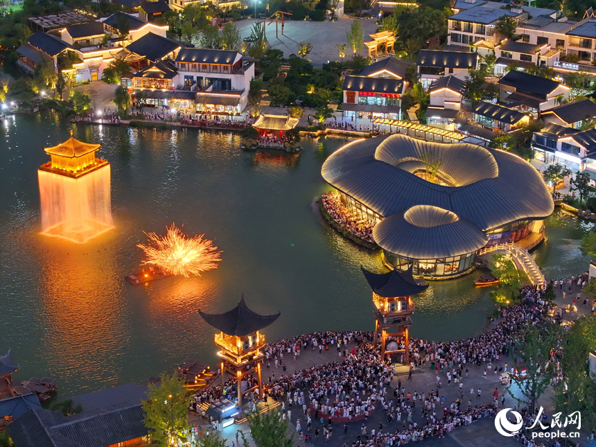 上饒市婺源縣婺女洲度假區夜景璀璨、游客眾多。人民網 朱海鵬攝