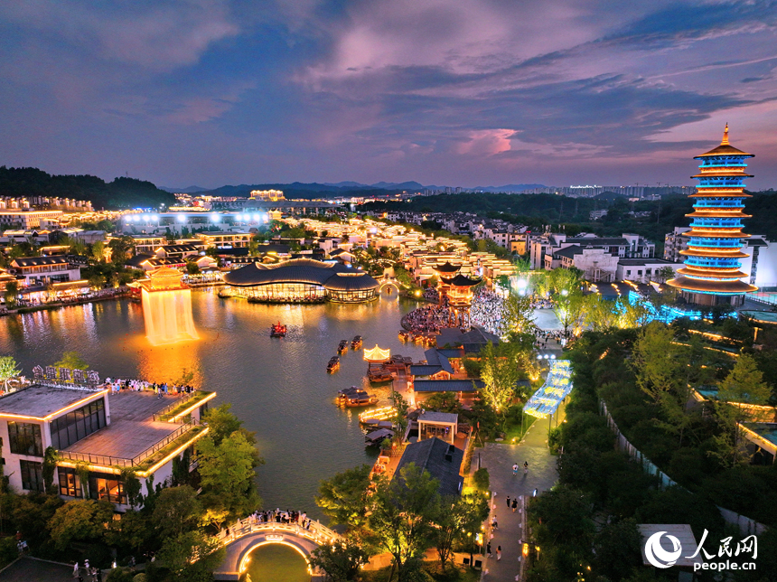 上饒市婺源縣婺女洲度假區夜景璀璨、游客眾多。人民網 朱海鵬攝