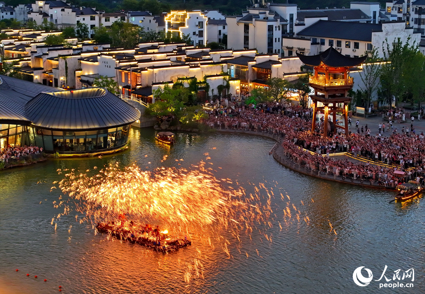 上饒市婺源縣婺女洲度假區夜景璀璨、游客眾多。人民網 朱海鵬攝
