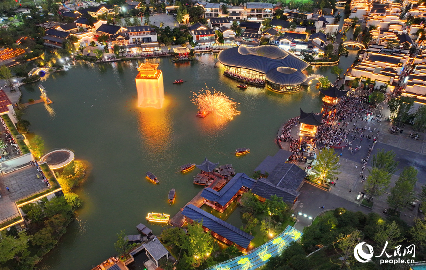 上饒市婺源縣婺女洲度假區夜景璀璨、游客眾多。人民網 朱海鵬攝
