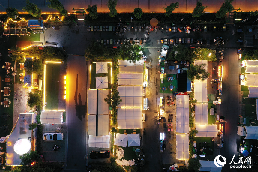 夜幕下，臨近贛江的夜市燈光璀璨。人民網記者 時雨攝