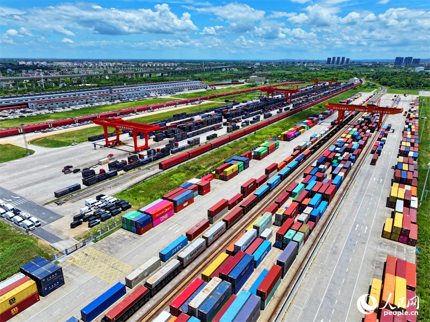 南昌國際陸港貨運場站，龍門吊在裝運進出口貨物集裝箱，一派繁忙有序的景象。人民網 朱海鵬攝