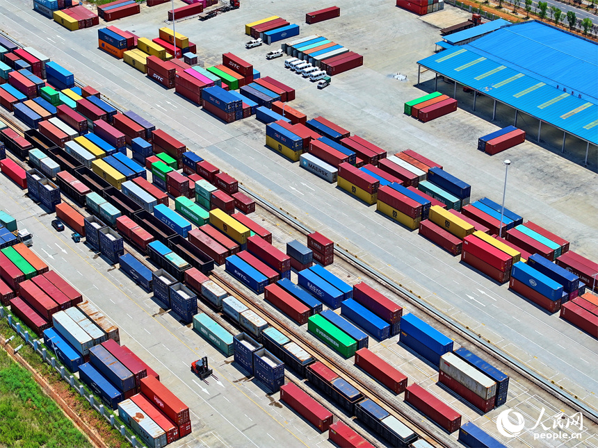 南昌國際陸港貨運場站，龍門吊在裝運進出口貨物集裝箱，一派繁忙有序的景象。人民網 朱海鵬攝