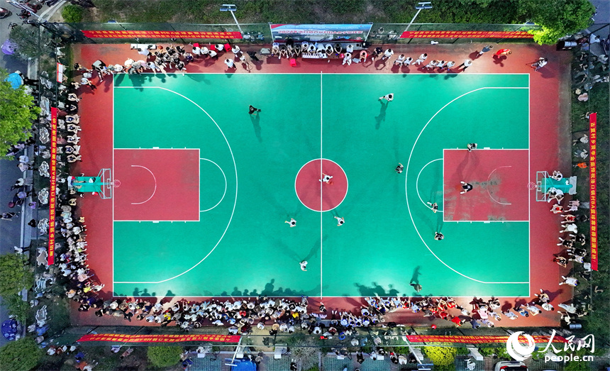 寧都縣洛口鎮首屆“村BA”男子籃球賽開賽，各代表隊激烈角逐。人民網 朱海鵬攝