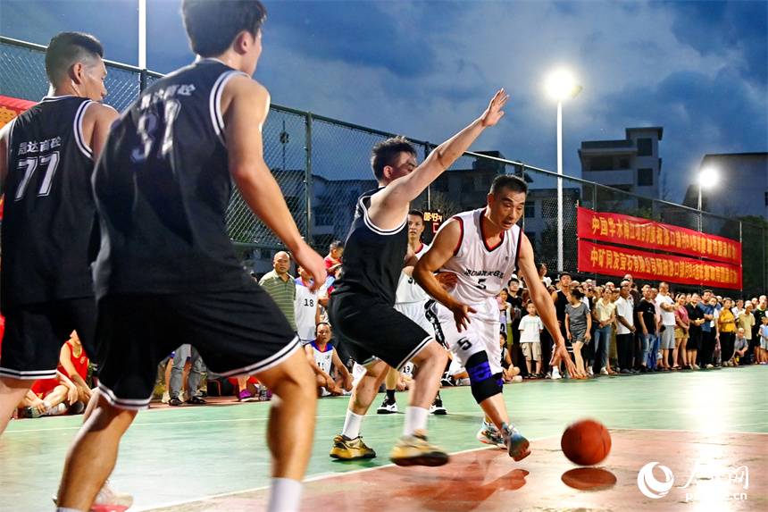 寧都縣洛口鎮首屆“村BA”男子籃球賽開賽，各代表隊激烈角逐。人民網 朱海鵬攝