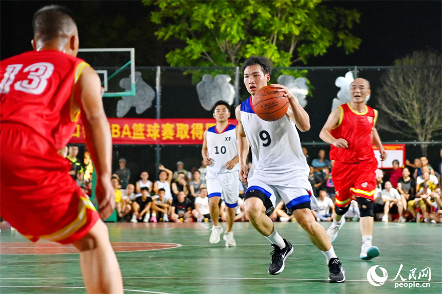 寧都縣洛口鎮首屆“村BA”男子籃球賽開賽，各代表隊激烈角逐。人民網 朱海鵬攝