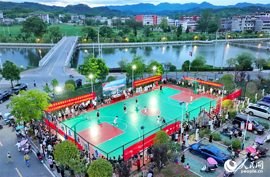 寧都縣洛口鎮首屆“村BA”男子籃球賽開賽，各代表隊激烈角逐。人民網 朱海鵬攝