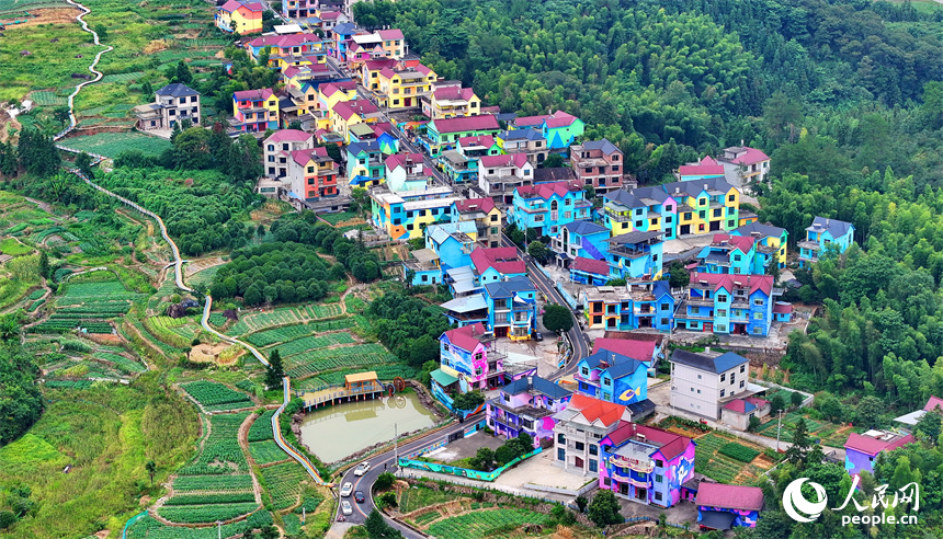 德興市大茅山鎮黃竹山村，五顏六色的外墻涂裝扮靚整個鄉村。人民網 朱海鵬攝