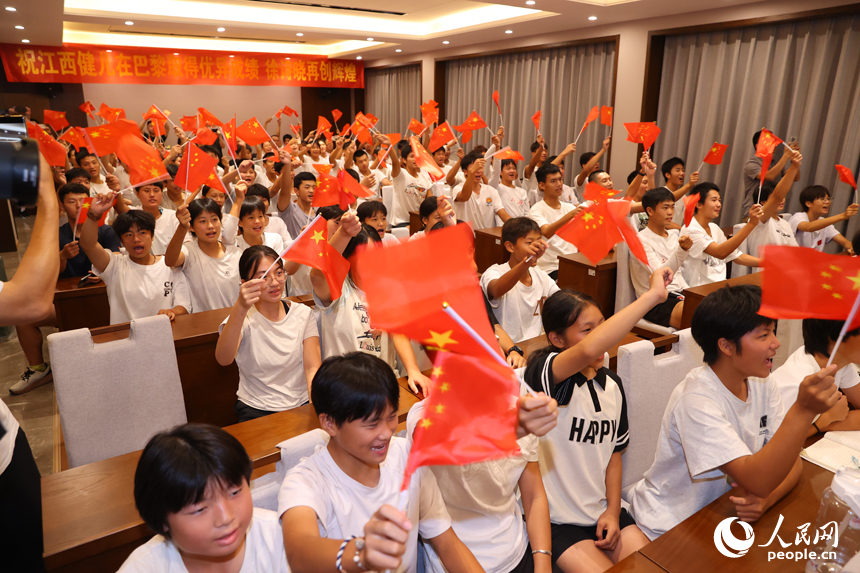 徐詩曉/孫夢雅奪冠后，江西省水上運動中心一片歡呼。人民網記者 時雨攝