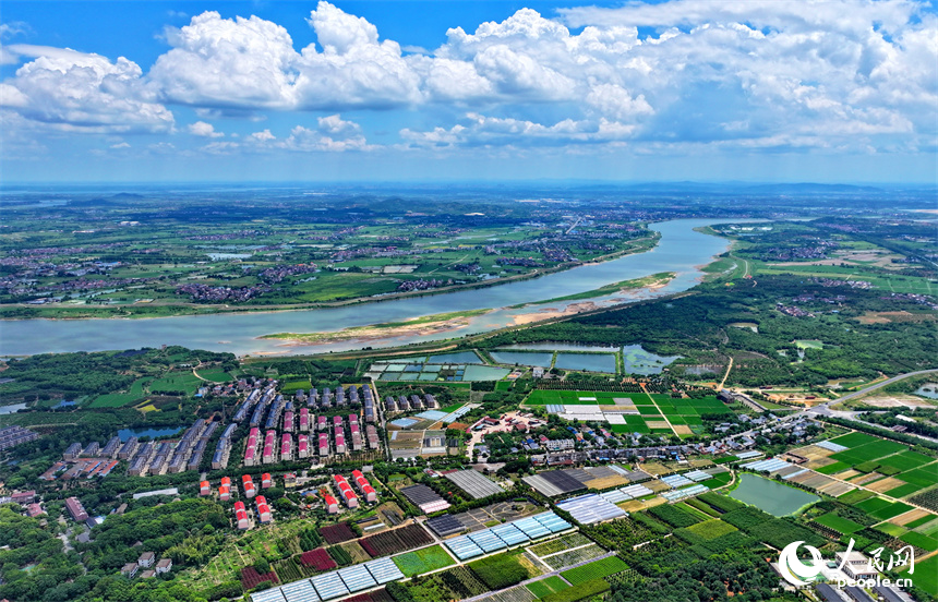 航拍南昌縣黃馬鄉鳳凰村，猶如一幅色彩斑斕的和美鄉村畫卷。人民網 朱海鵬攝
