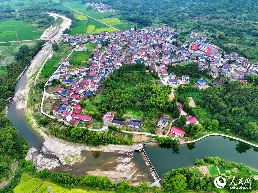 德興市大茅山鎮南溪村，層巒疊嶂、河流蜿蜒、阡陌縱橫。人民網 朱海鵬攝