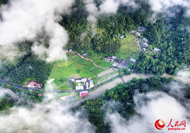 白云下的靖安鄉村。人民網記者 時雨攝
