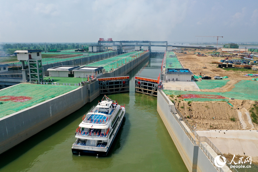 贛江南昌樞紐主支船閘正式通航。人民網記者 時雨攝