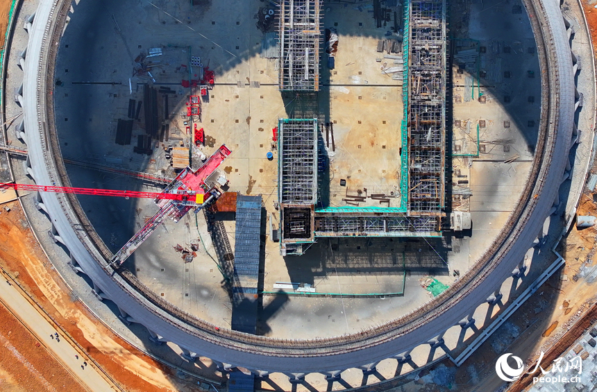 江西贛能上高綜合能源服務項目建設現場塔吊林立，施工人員在進行鍋爐、冷卻塔安裝澆筑作業。人民網 朱海鵬攝