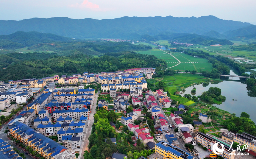 德興市張村鄉界田村，農房規劃建設有序，集鎮街道寬敞整潔，與連綿青山、蜿蜒河流、連片稻田相映成景。人民網 朱海鵬攝