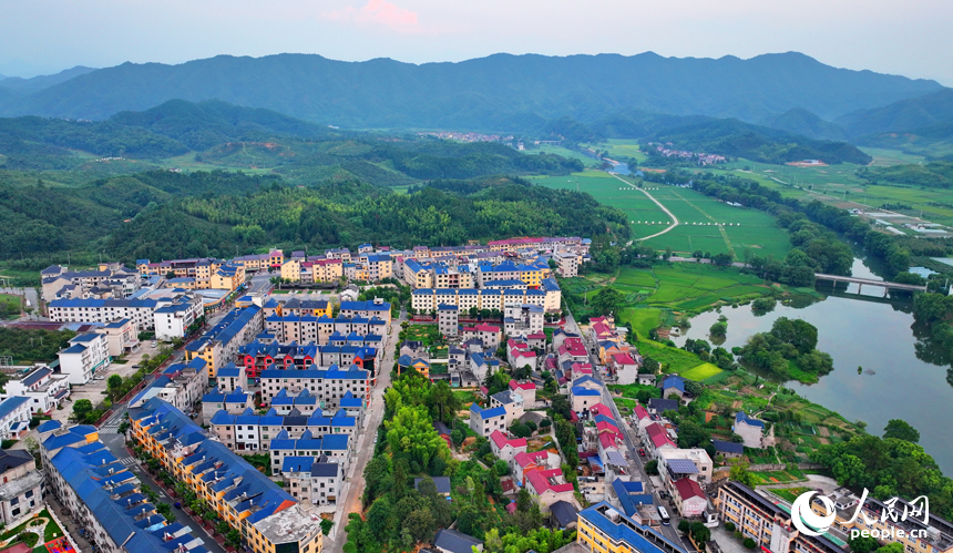 德興市張村鄉界田村，農房規劃建設有序，集鎮街道寬敞整潔，與連綿青山、蜿蜒河流、連片稻田相映成景。人民網 朱海鵬攝