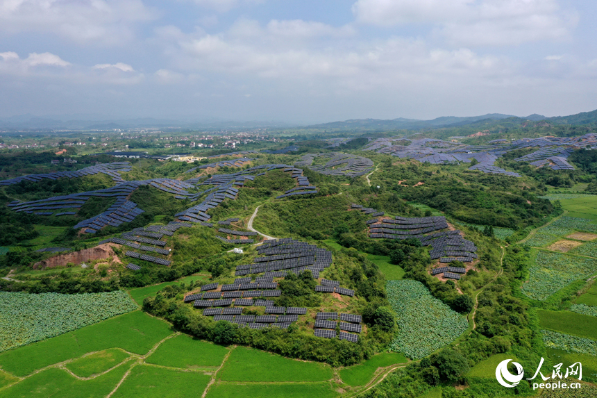廣昌縣甘竹鎮朝華村砦下村小組光伏發電基地，航拍鏡頭下一幅綠色新能源生態景觀展現在眼前。人民網記者 時雨攝